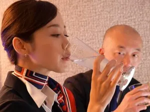 Quản lý già Nắc vợ yêu của cậu nhân viên và lời hứa giúp cậu ta thăng tiến