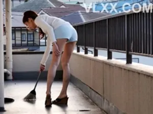 Đang vụng trộm với mẹ thì bố về nhà bất ngờ