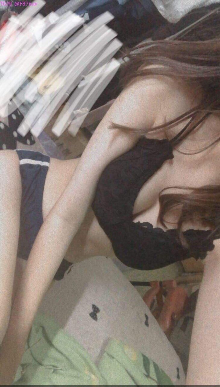 Julia Ann trưởng thành gợi cảm đang "sờ mó" người đẹp tóc vàng Cherie Deville!